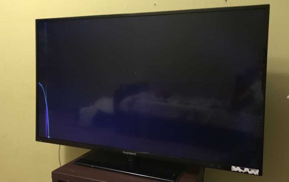 Телевизор показывает темным экраном