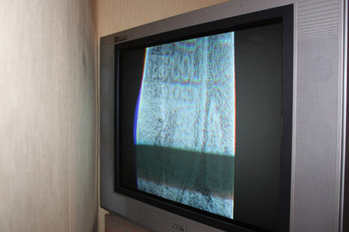 Телевизор сужает изображение